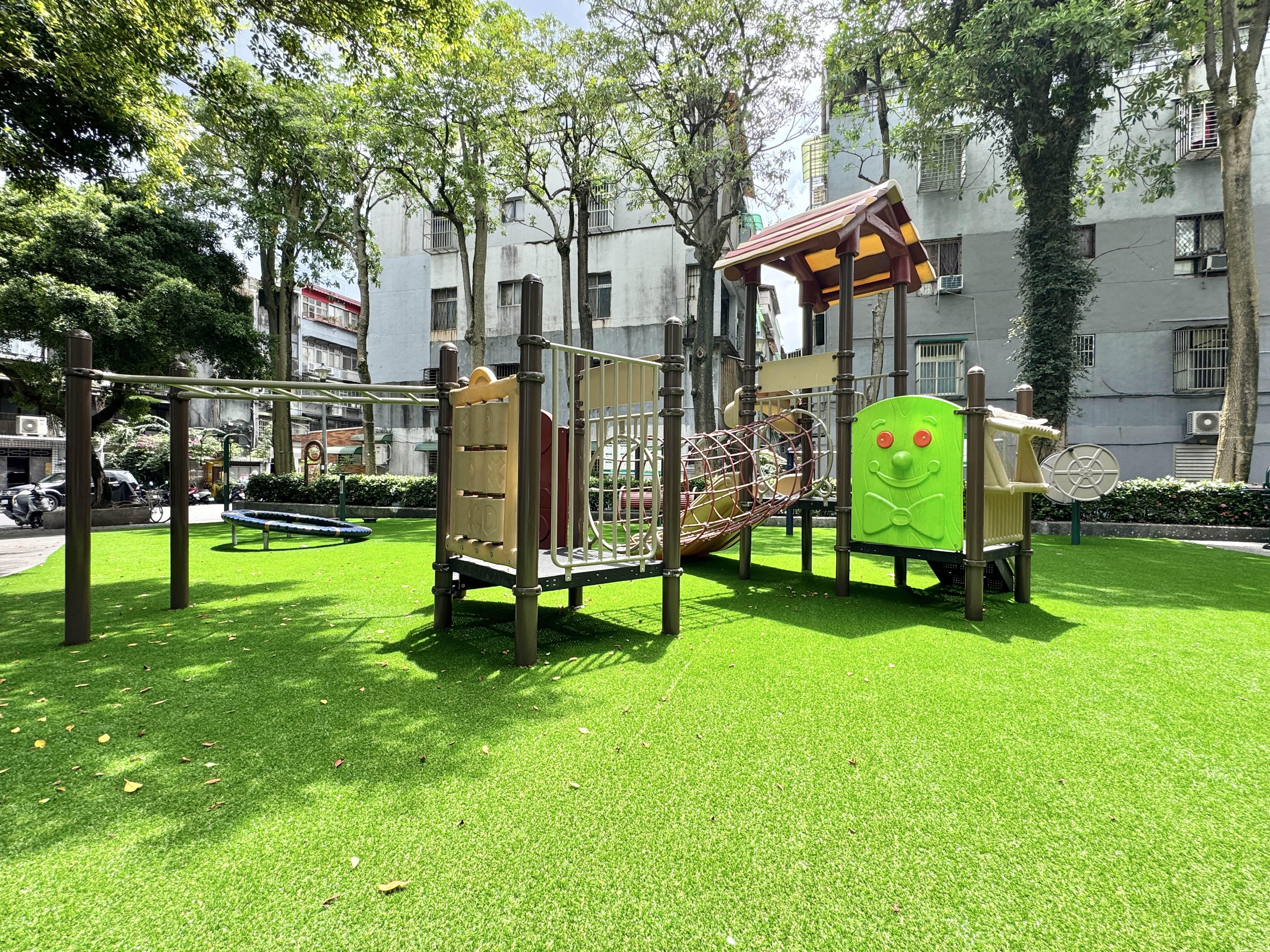 台北信義區永吉公園兒童遊戲空間，房產修瑋分享親子休閒環境