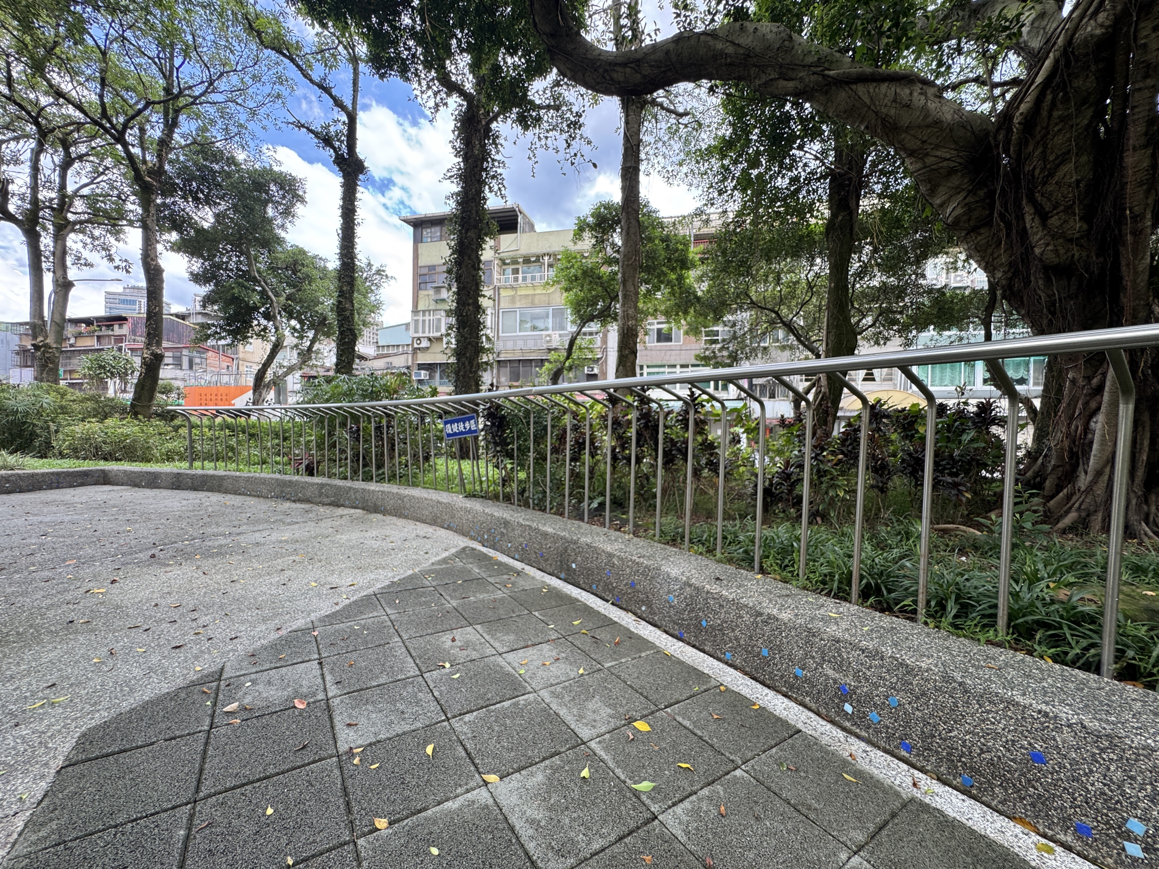 永吉公園小型廣場與開放動線，房產修瑋介紹永吉路生活圈