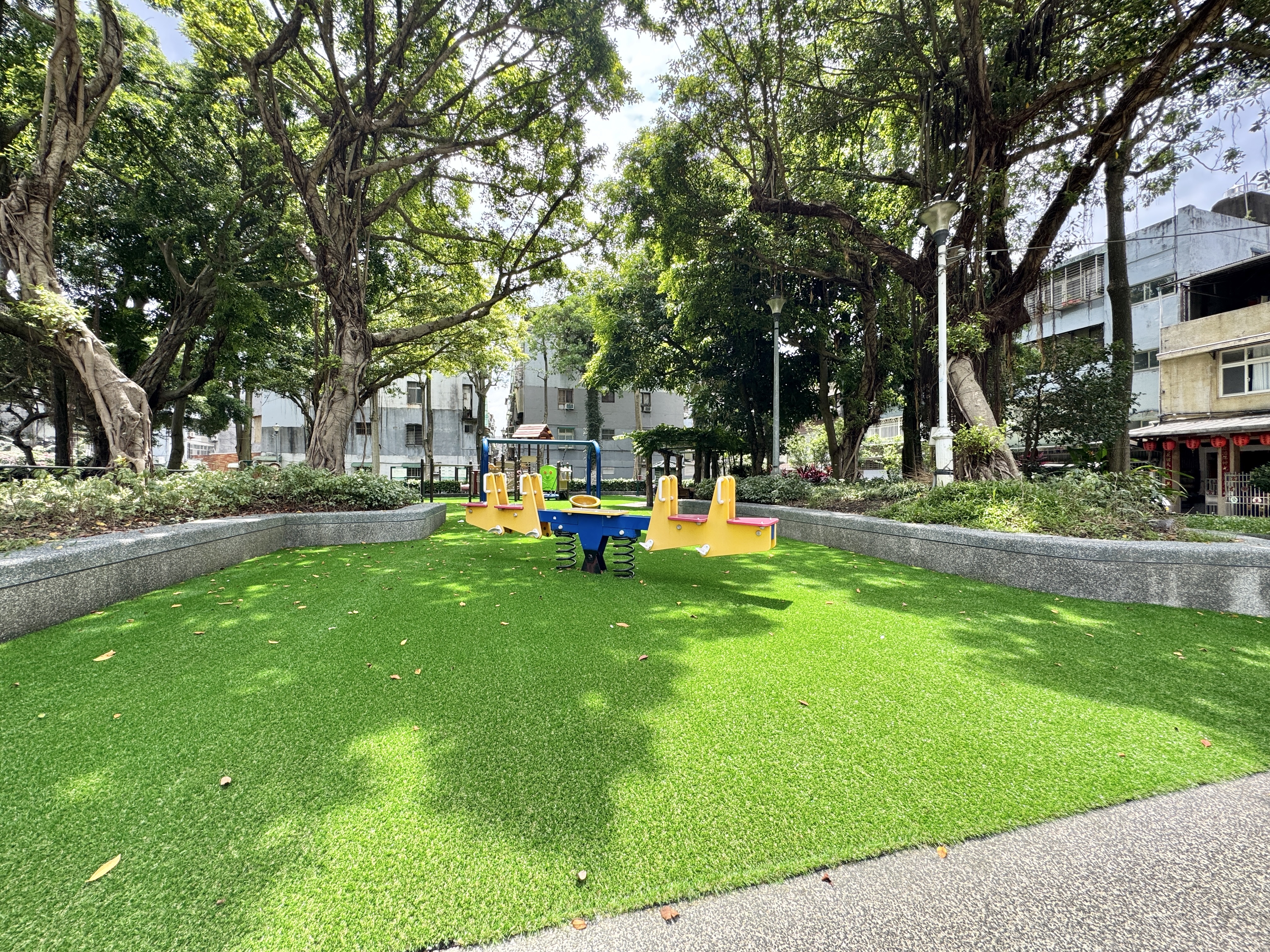永吉公園老樹綠蔭與休憩空間，房產修瑋介紹信義區公園生活圈