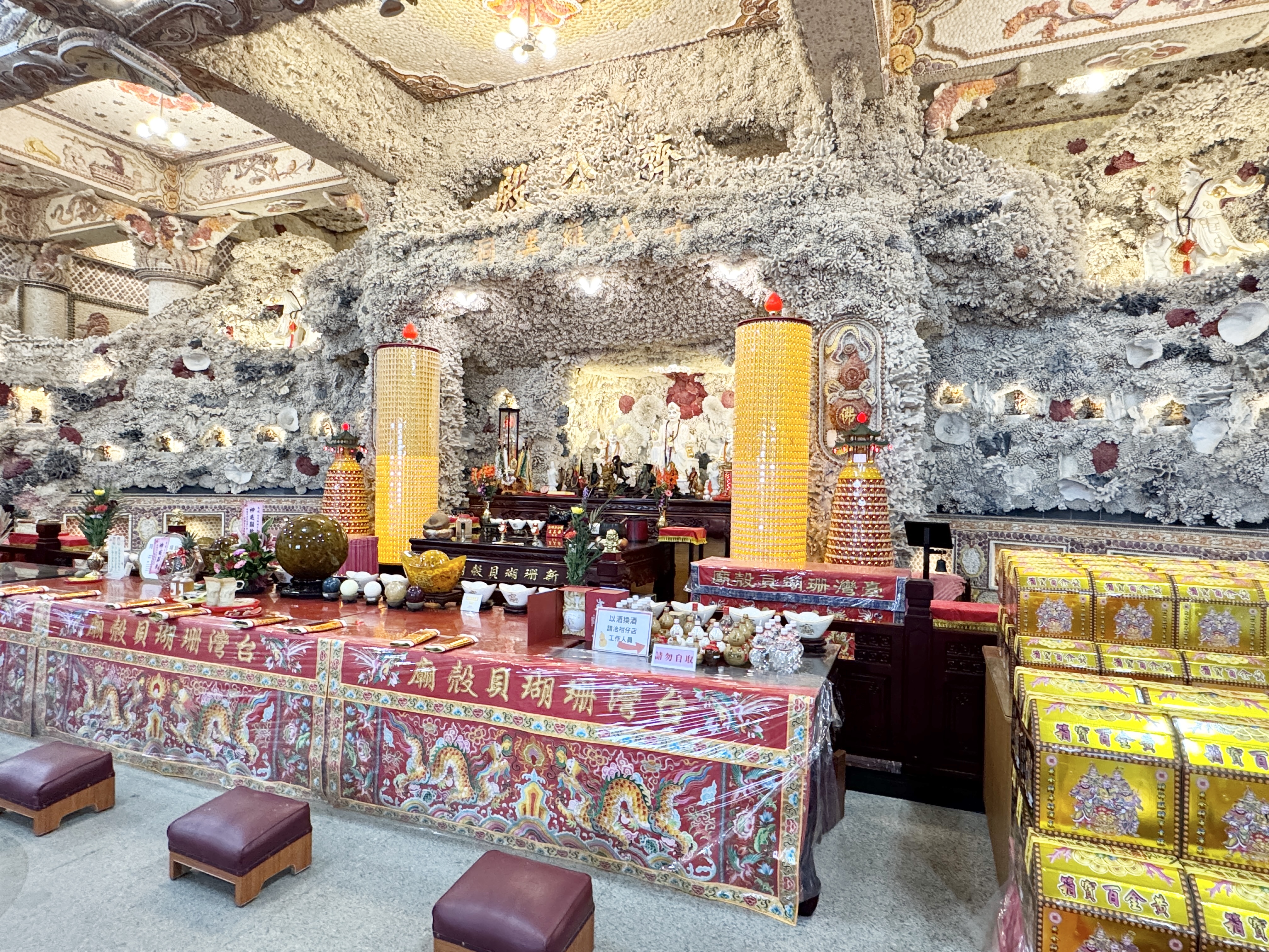 珊瑚貝殼廟主殿祭壇與珊瑚洞穴造景，北海岸景點