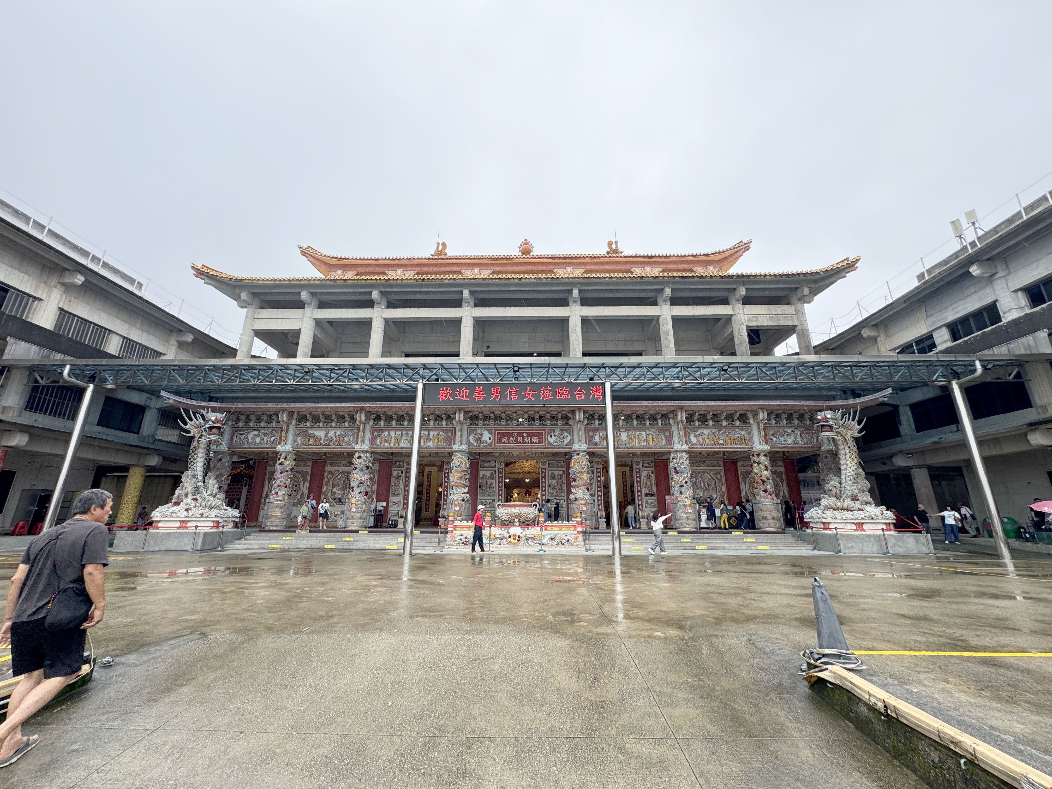 臺灣珊瑚貝殼廟外觀，北海岸特色廟宇入口