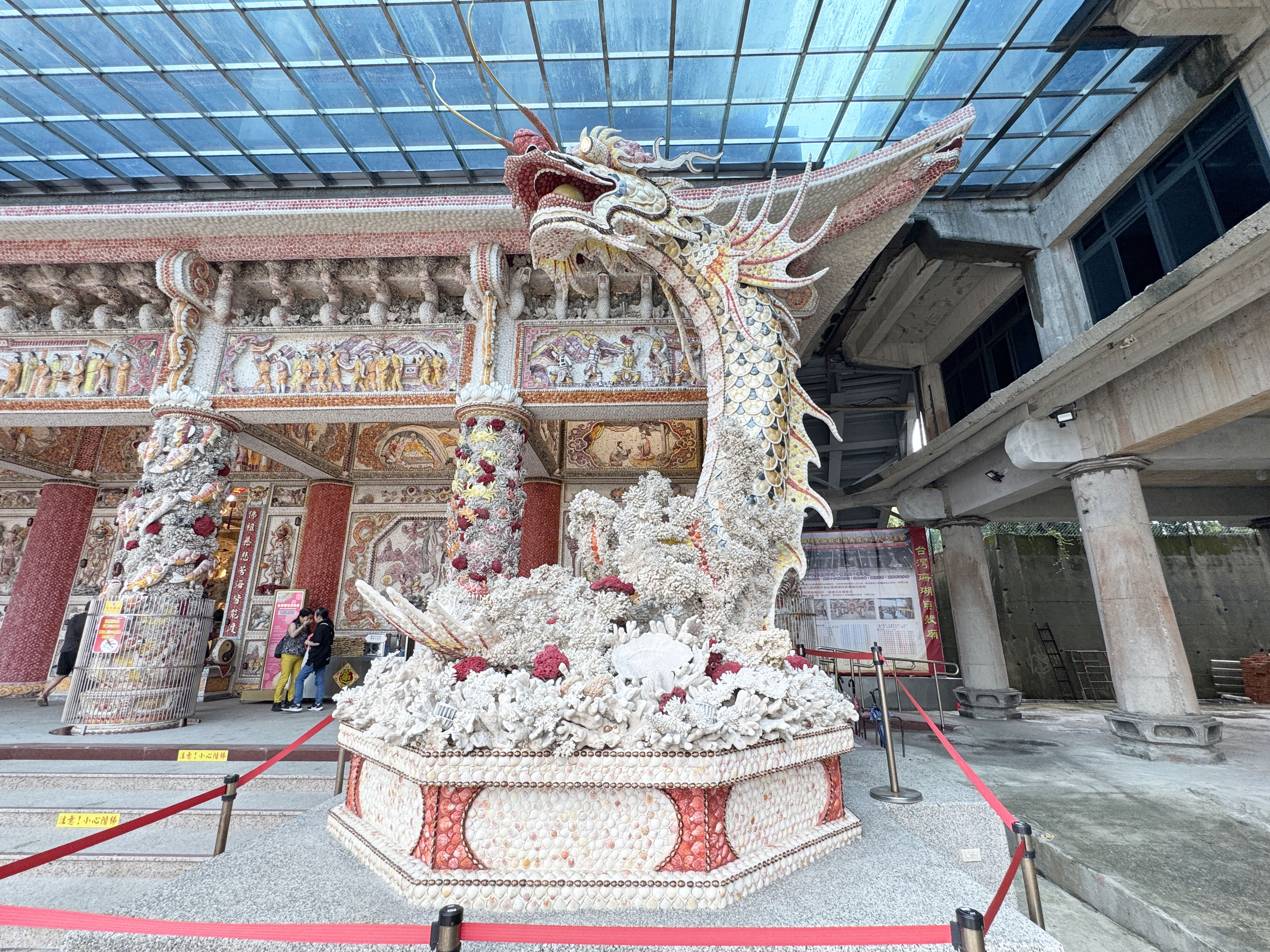 珊瑚貝殼廟入口貝殼龍雕，石門北海岸特色景點