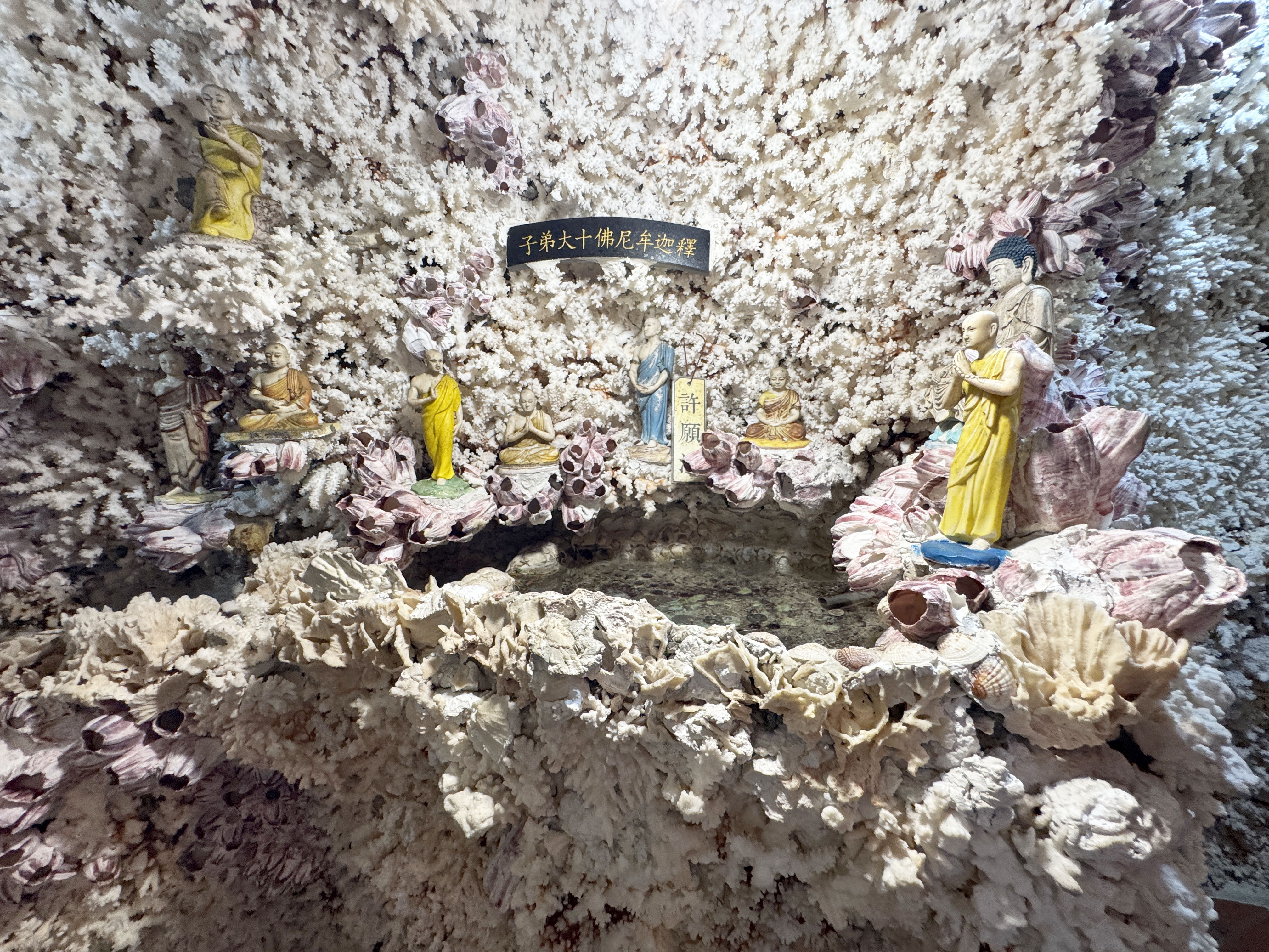 富福頂山寺貝殼隧道裡的釋迦牟尼佛十大弟子雕像