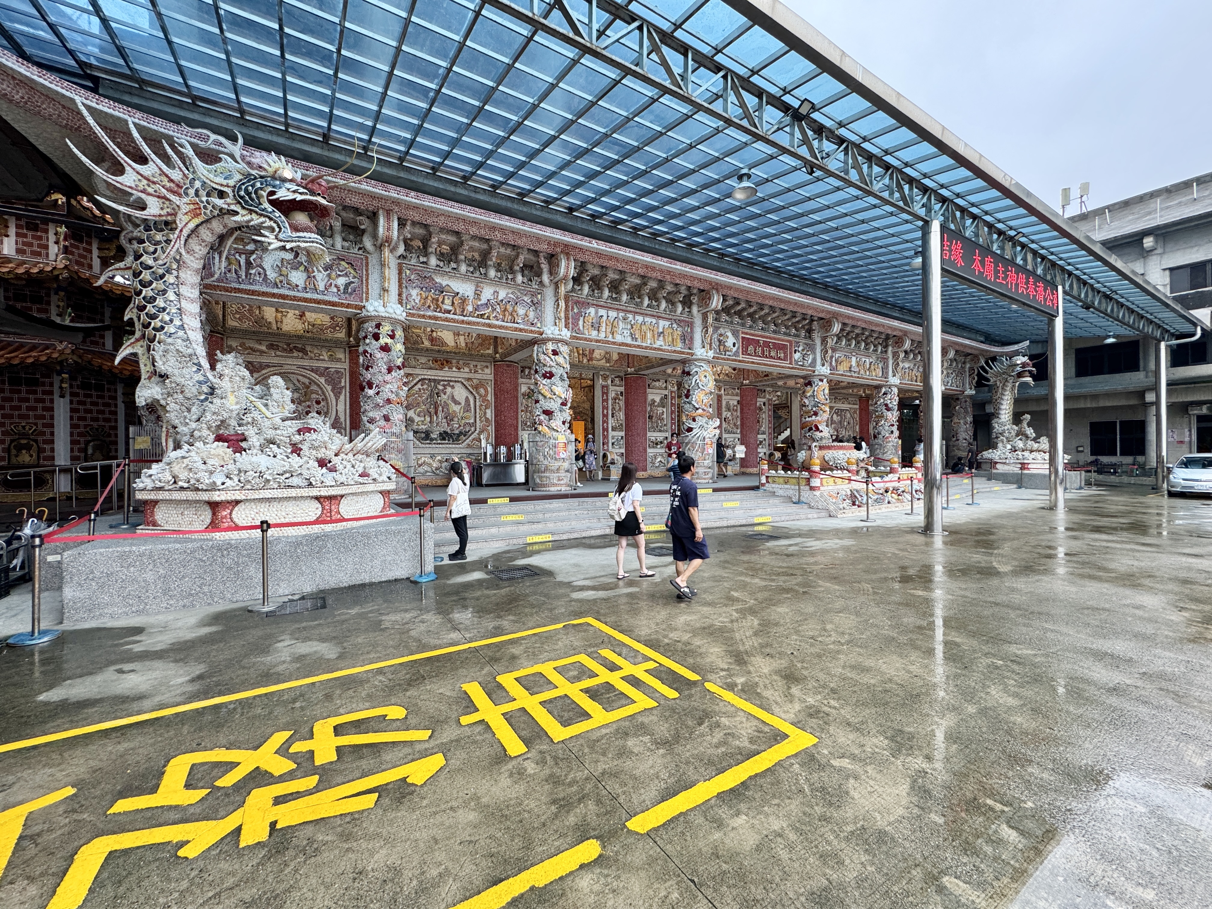 珊瑚貝殼廟廣場與入口全景，石門富基里景點