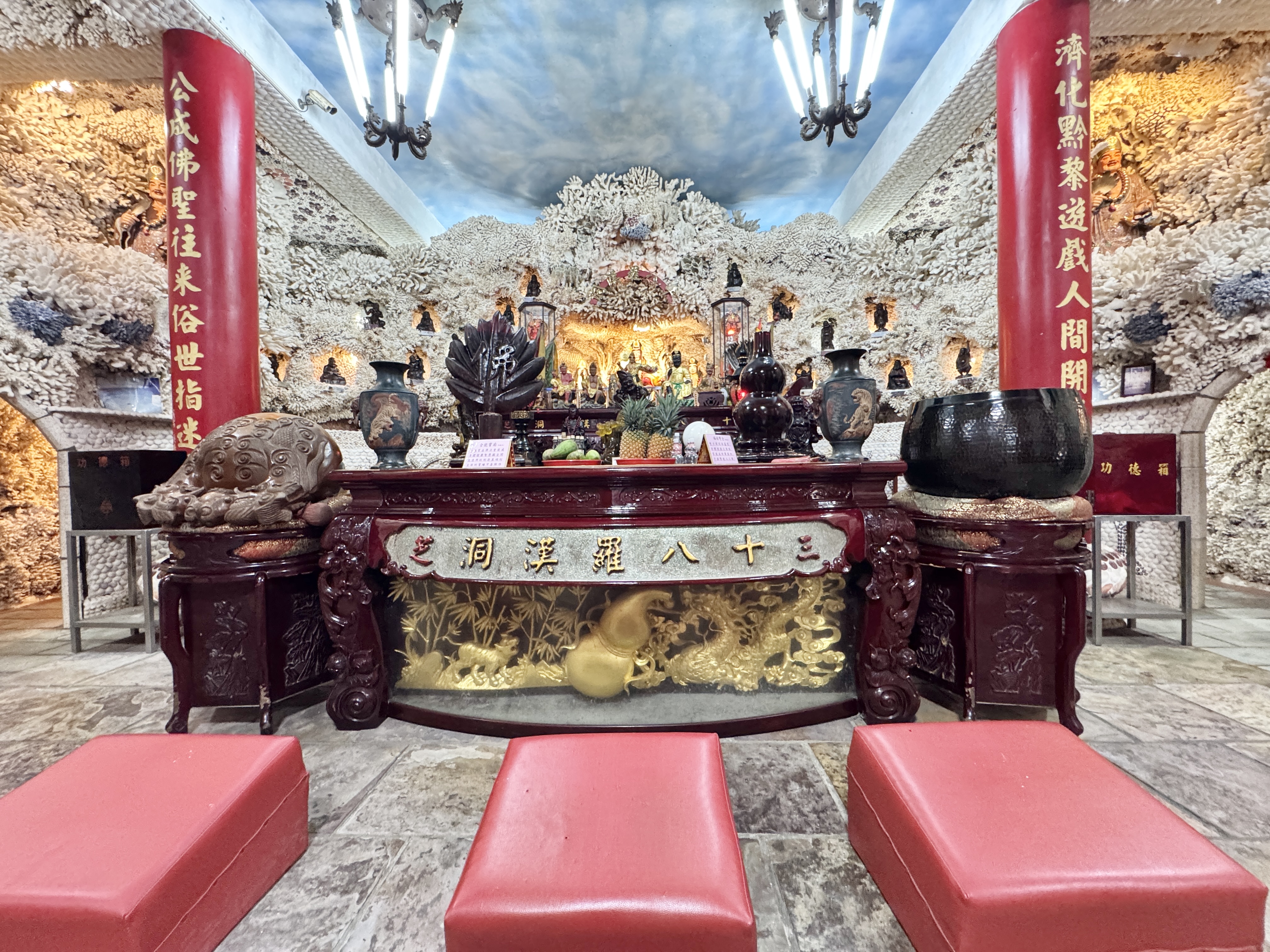 富福頂山寺主祭壇與珊瑚貝殼裝飾