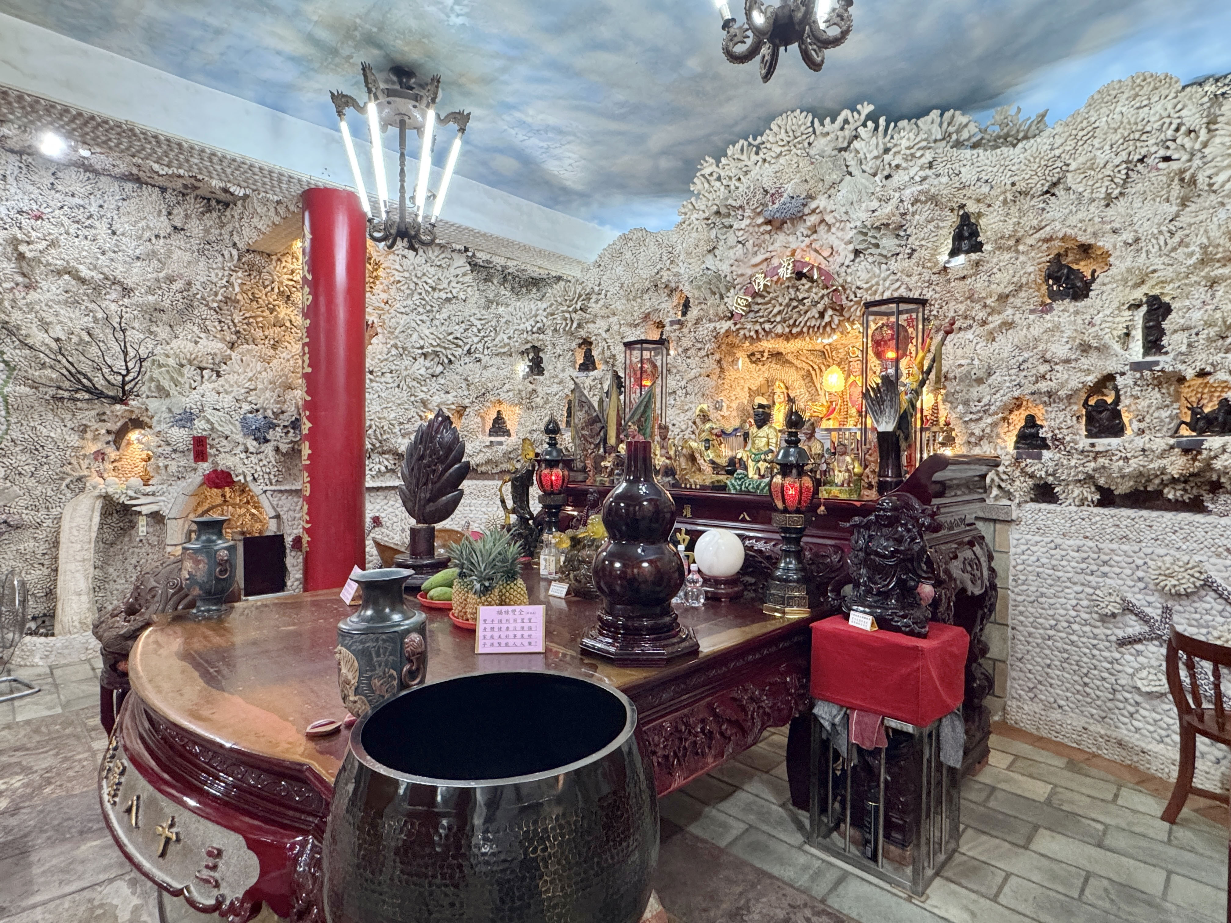 富福頂山寺主殿祭壇與貝殼珊瑚牆面