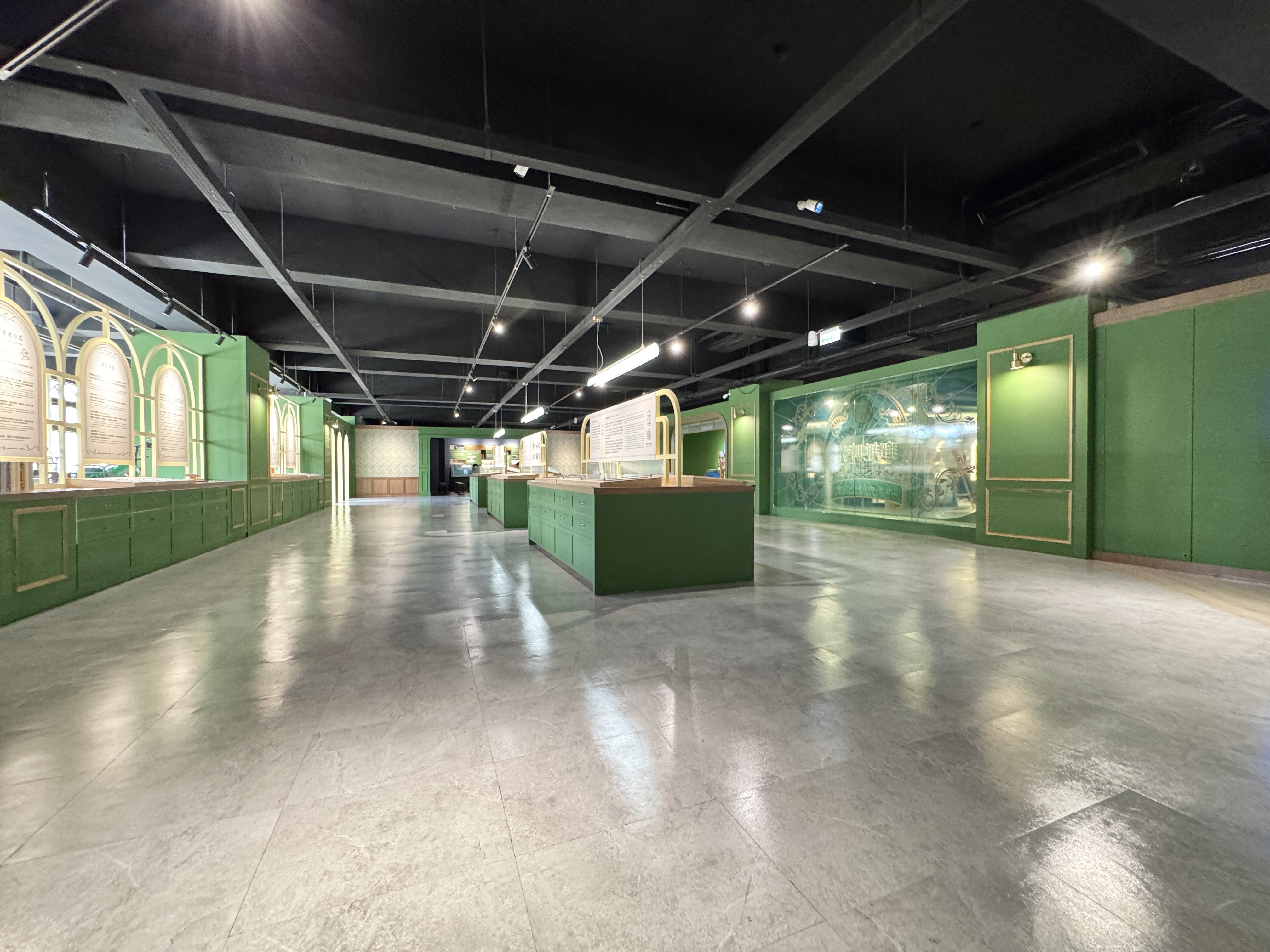 郵政博物館臺中館互動桌展示郵票與郵務知識