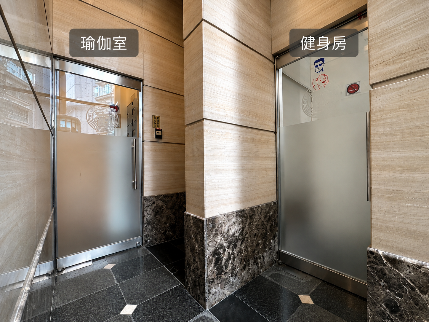 逸仙雅仕三樓瑜珈室與健身房入口，兩側玻璃門標示清楚。
