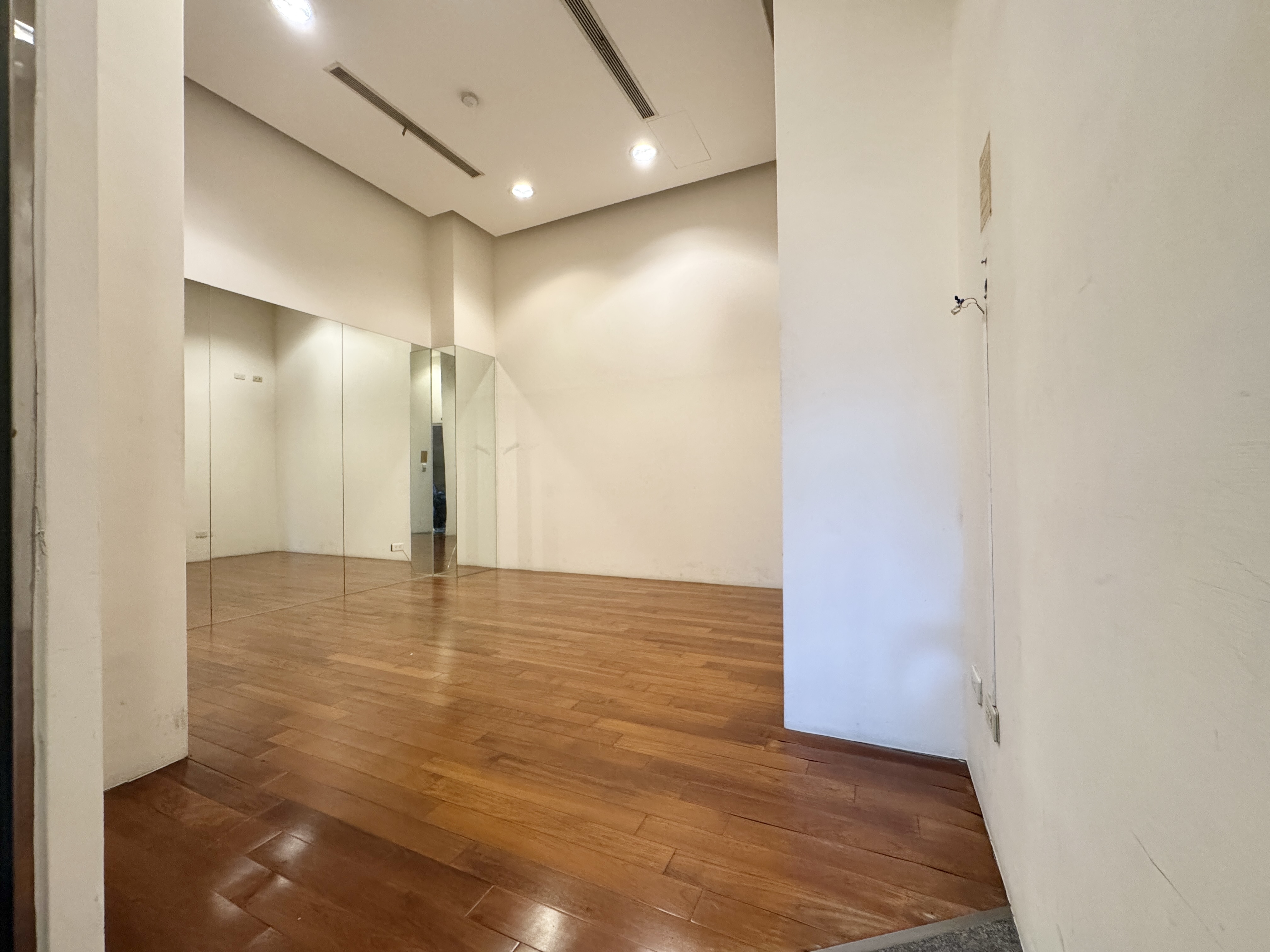 逸仙雅仕三樓瑜珈室，木地板與鏡面牆提供伸展活動使用。