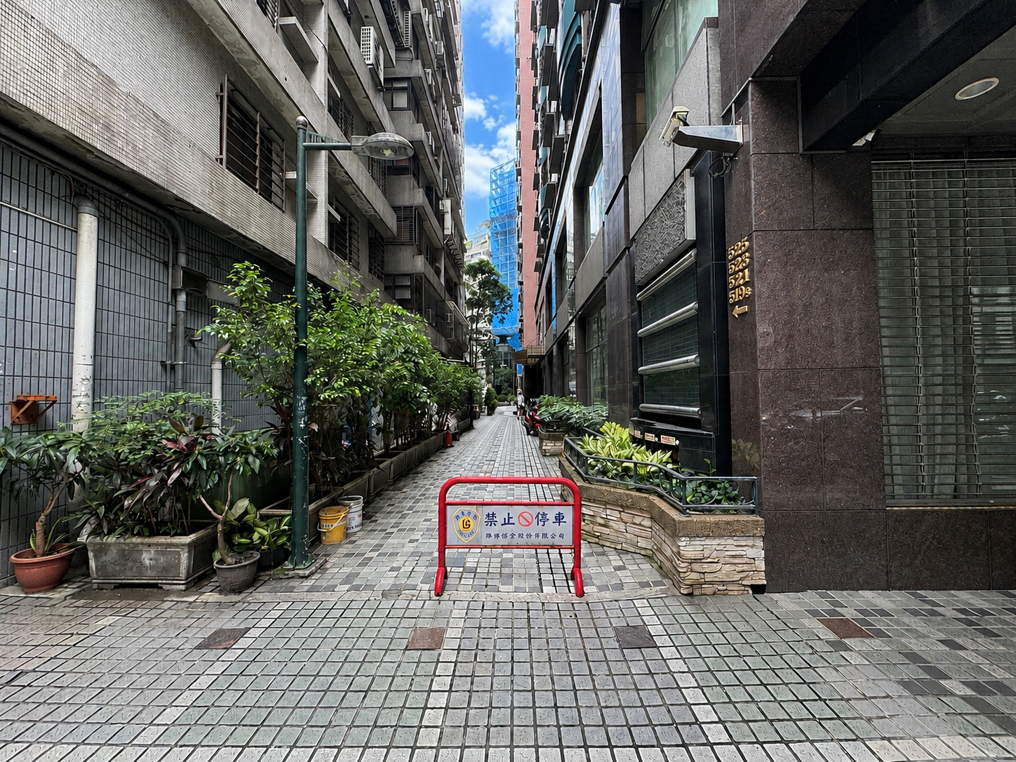 逸仙雅仕社區入口旁通道，牆面標示521、523、525號門牌方向。The third-floor gym includes treadmills, a stationary bike, and basic fitness equipment for residents' daily exercise.